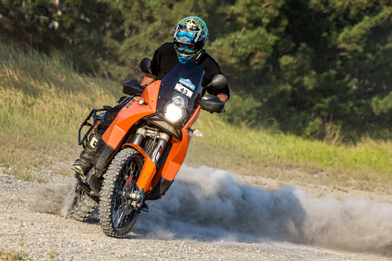 ダートでKTM 990 ADVENTURE Sをスライドさせるライダー